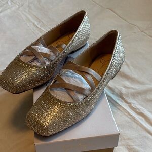 Super Cute! Elegant Gold Women's Flats Size 8 NWOT Never Worn
